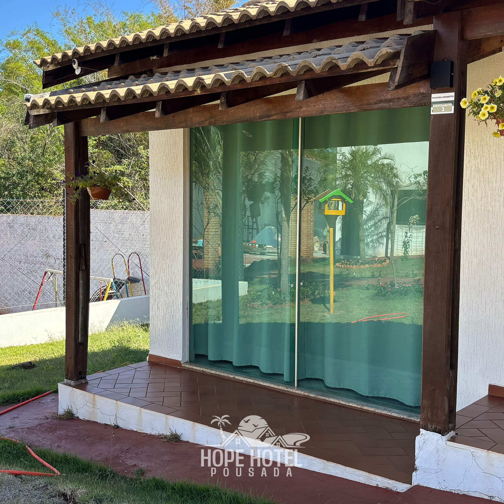 Quarto Familiar com uma cama de casal e duas de solteiro.